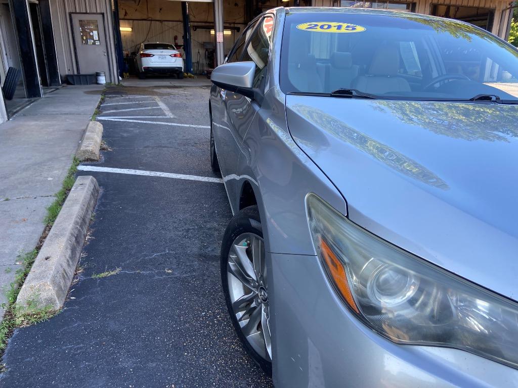 2015 Toyota Camry XLE photo 4