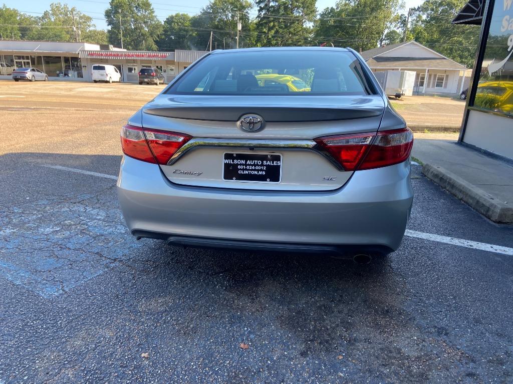 2015 Toyota Camry XLE photo 5
