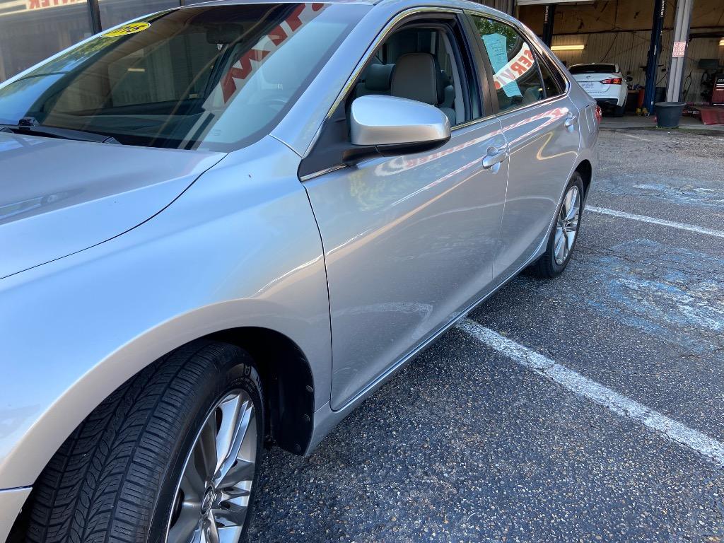 2015 Toyota Camry XLE photo 2