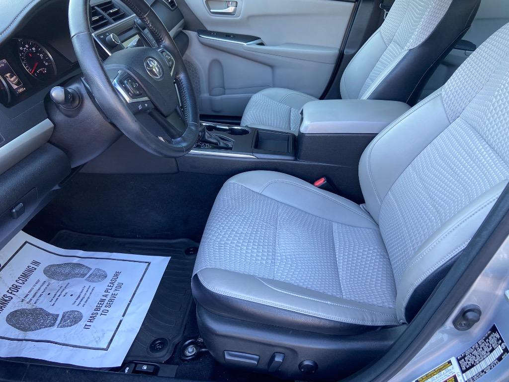 2015 Toyota Camry XLE photo 9