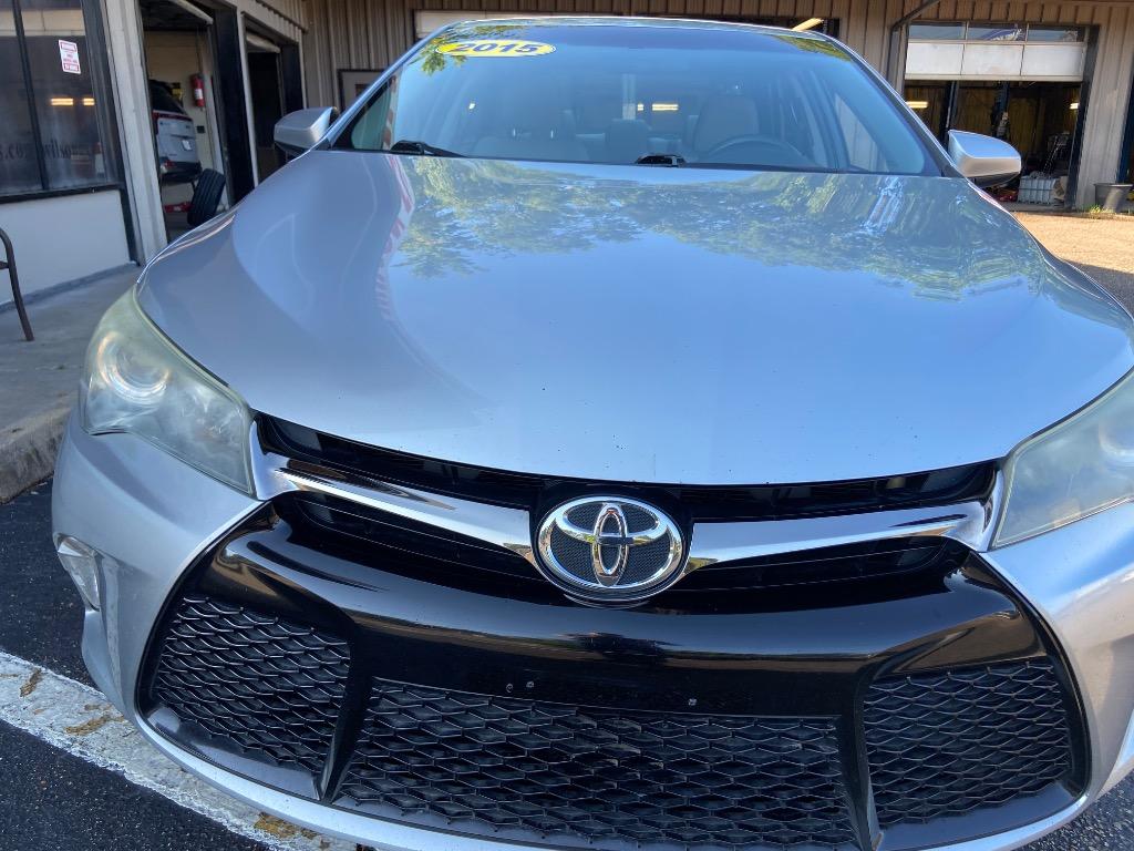 2015 Toyota Camry XLE photo 3