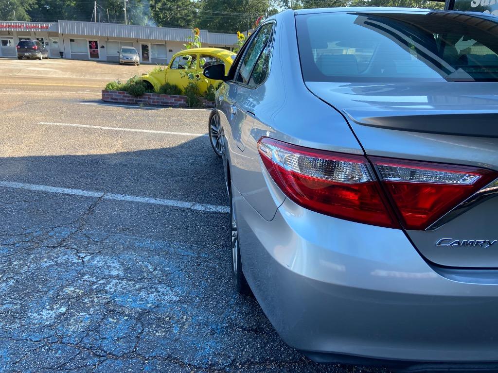 2015 Toyota Camry XLE photo 6