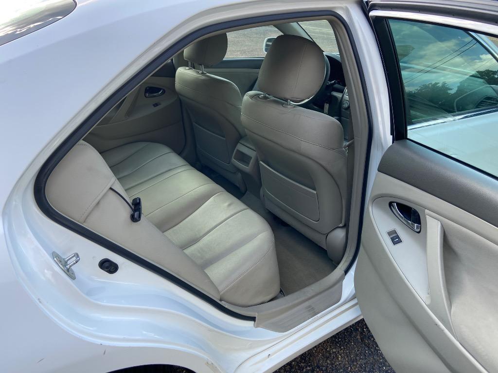2011 Toyota Camry XLE photo 8