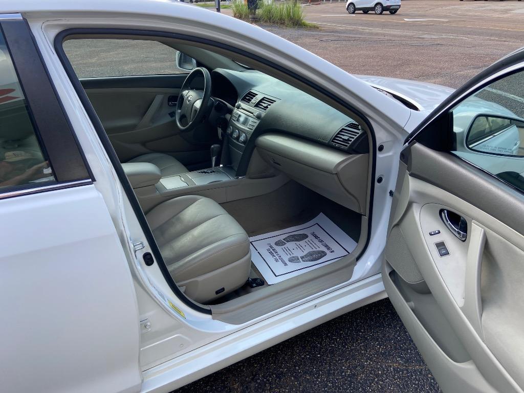 2011 Toyota Camry XLE photo 7