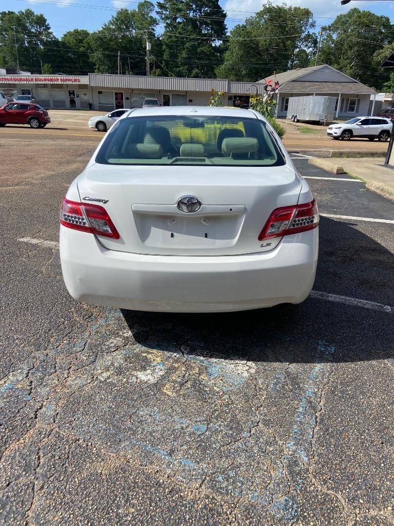 2011 Toyota Camry XLE photo 10