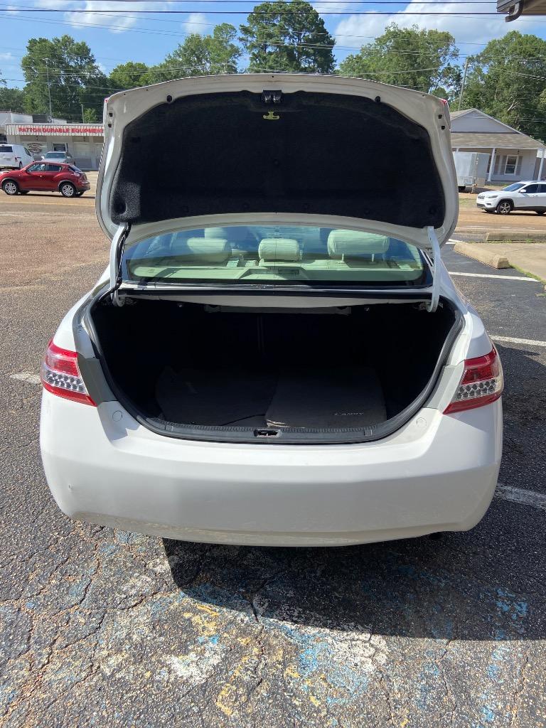 2011 Toyota Camry XLE photo 11