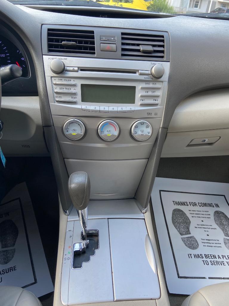 2011 Toyota Camry XLE photo 12