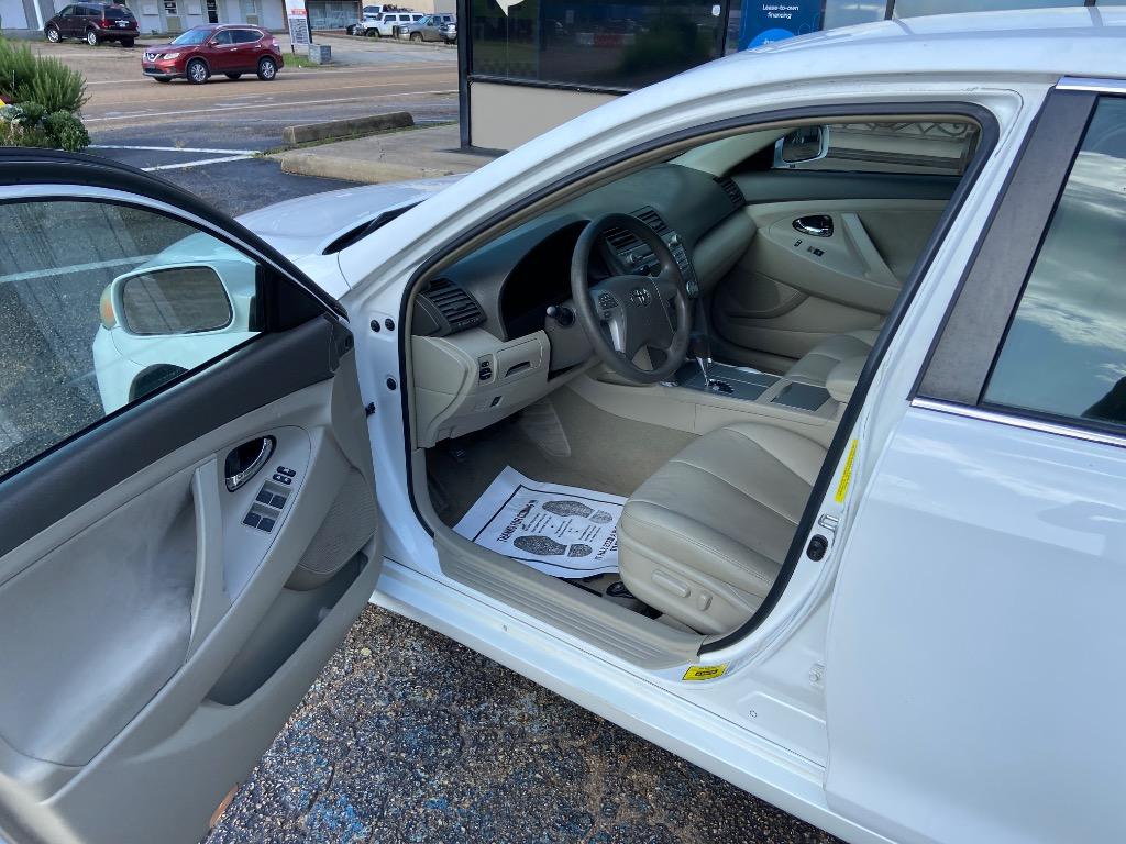 2011 Toyota Camry XLE photo 9