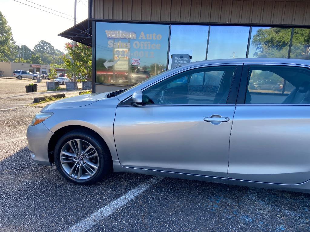2017 Toyota Camry SE photo 4