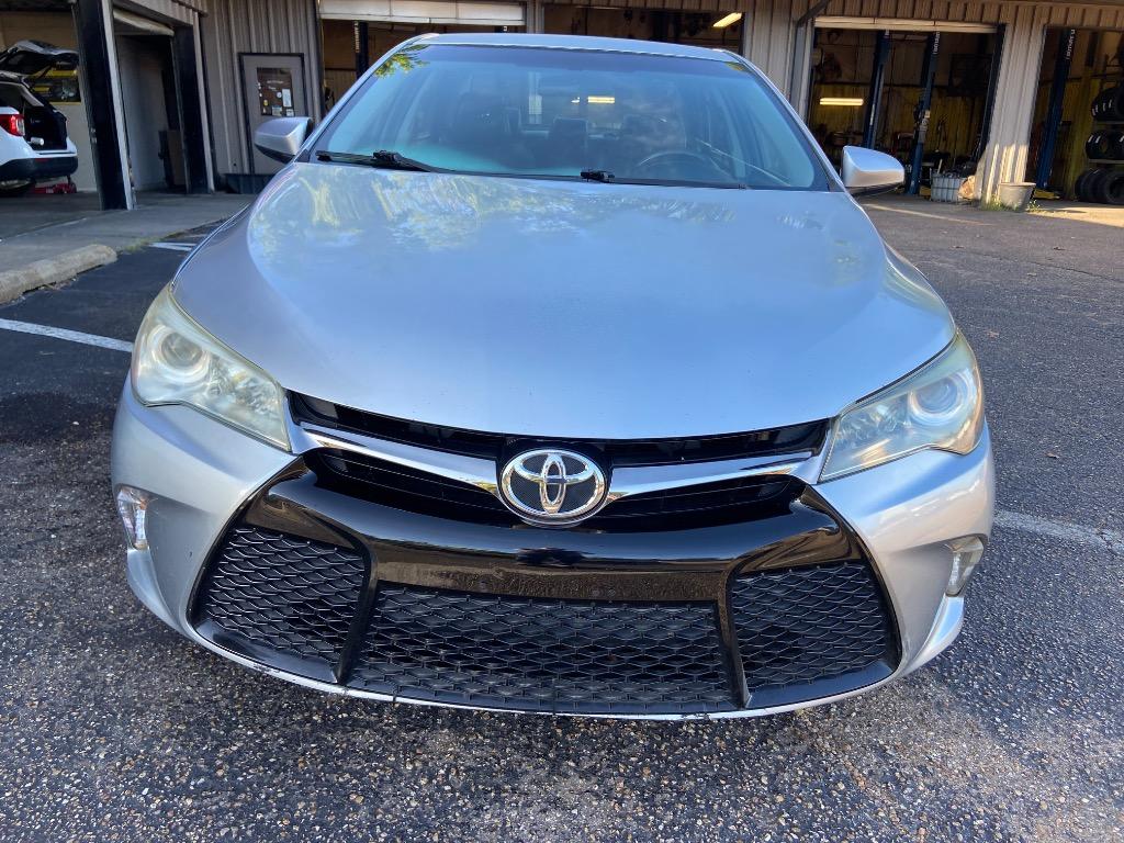 2017 Toyota Camry SE photo 3