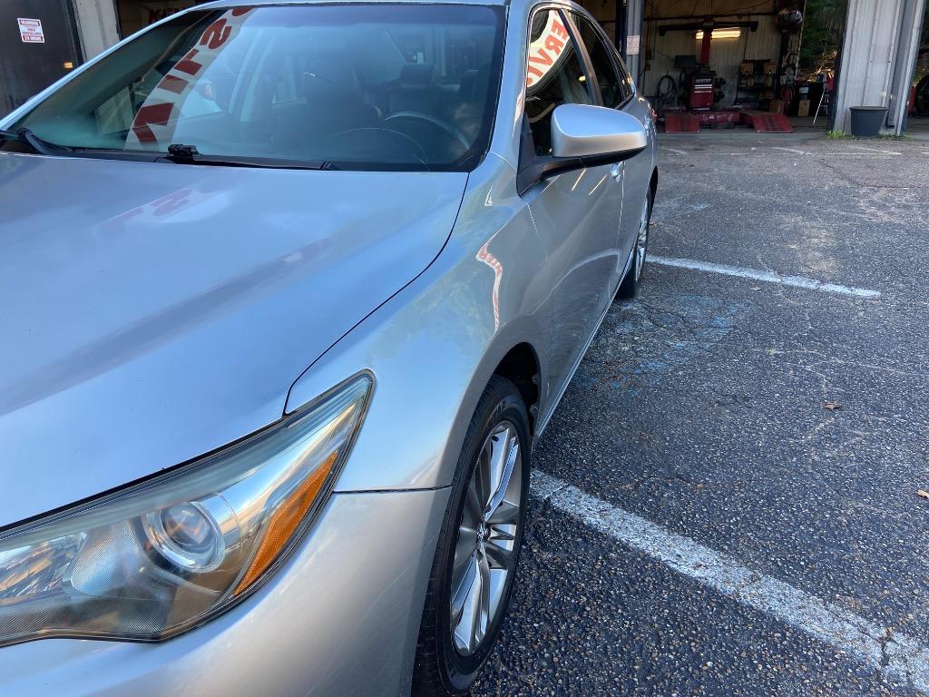 2017 Toyota Camry SE photo 2